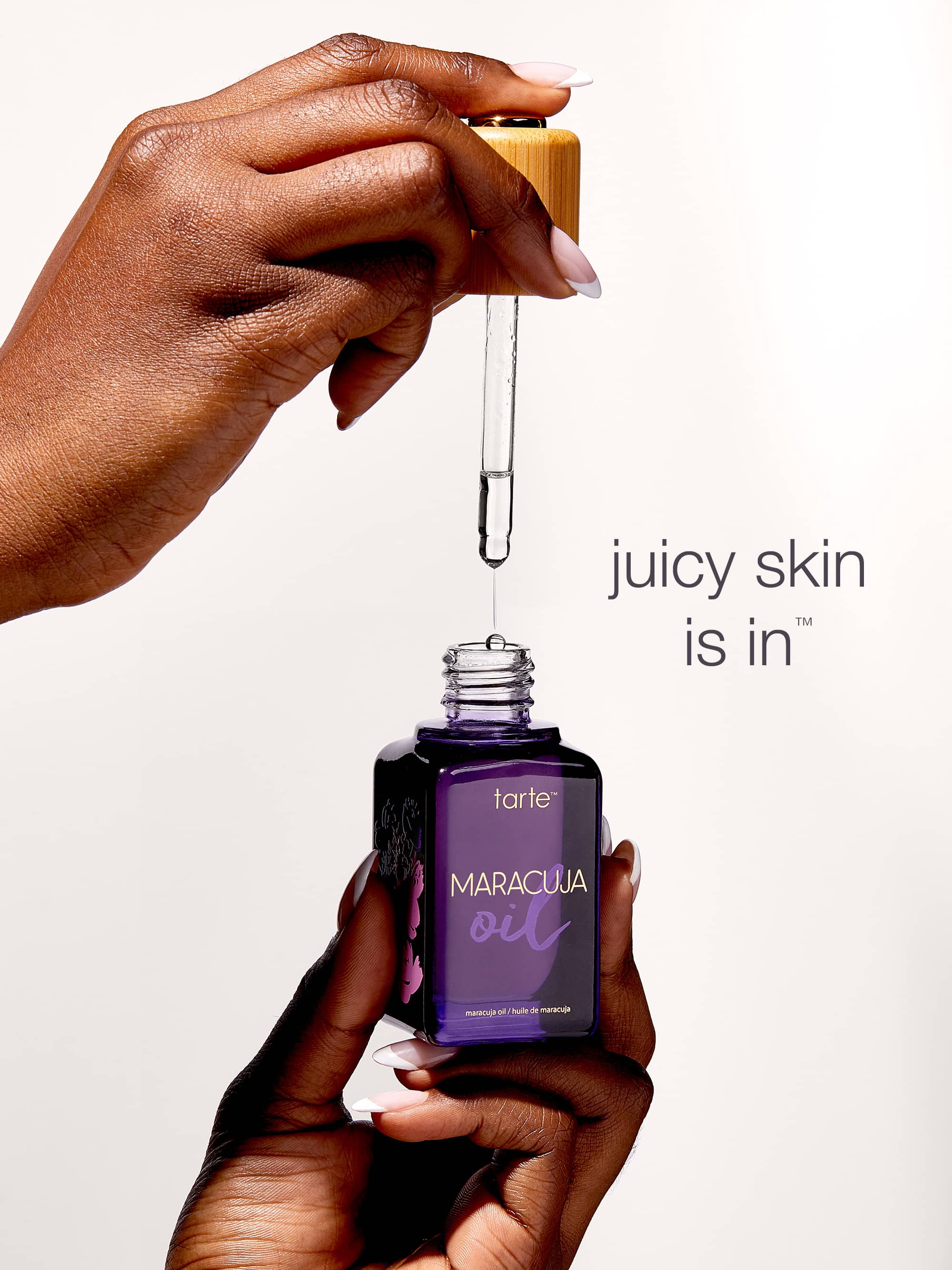 Maracuja oil — kapátko a lahvička v ruce